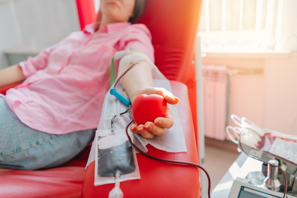 En 2023, México alcanzó un hito significativo en el ámbito de la salud pública, registrando 1.6 millones de donaciones de sangre, según datos del Centro Nacional de la Transfusión Sanguínea (CNTS). Este logro refleja un aumento en la donación voluntaria y altruista, que creció de un 5.1% en 2018 a un 8.3% en 2023, cumpliendo así con los indicadores de abasto de sangre establecidos por la Organización Mundial de la Salud (OMS).