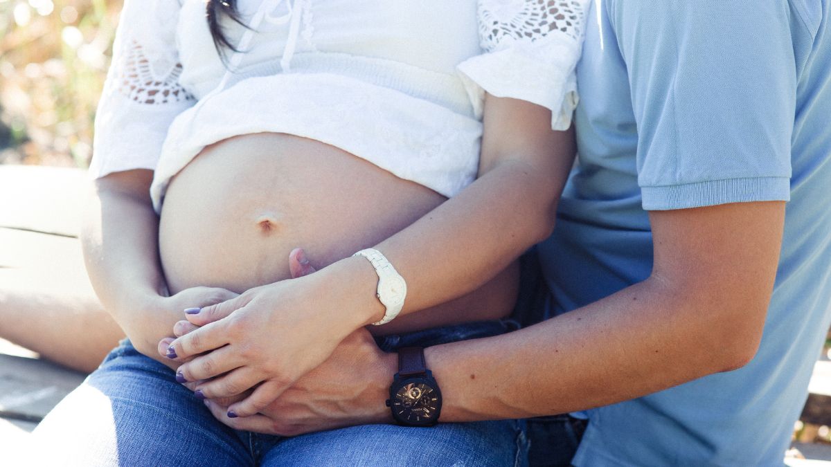 Aumento de embarazos en adolescentes eleva riesgo de preeclampsia y parto prematuro, advierte INPer México