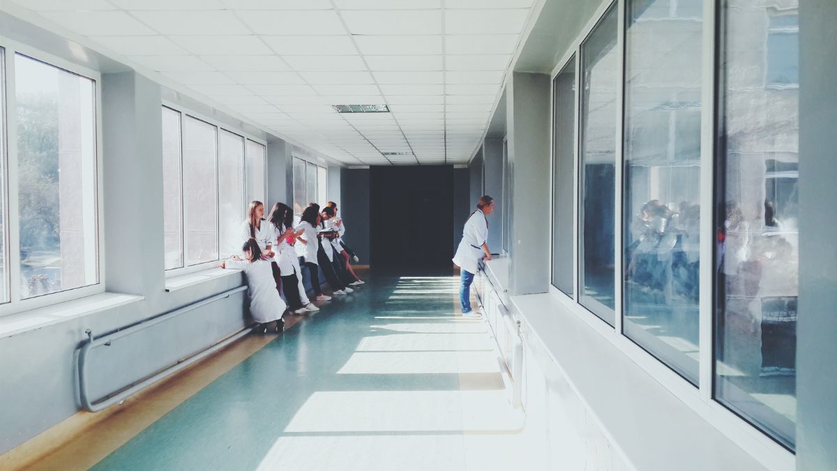 Salud Puebla defiende legalidad en asignación de plazas médicas ante denuncias de trabajadores