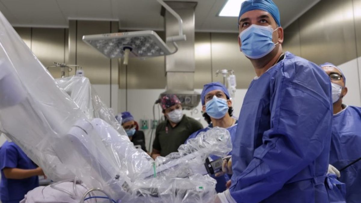 ISSSTE rebasa su meta de cirugía robótica en 2025 284 procedimientos con robots Da Vinci en seis hospitales públicos