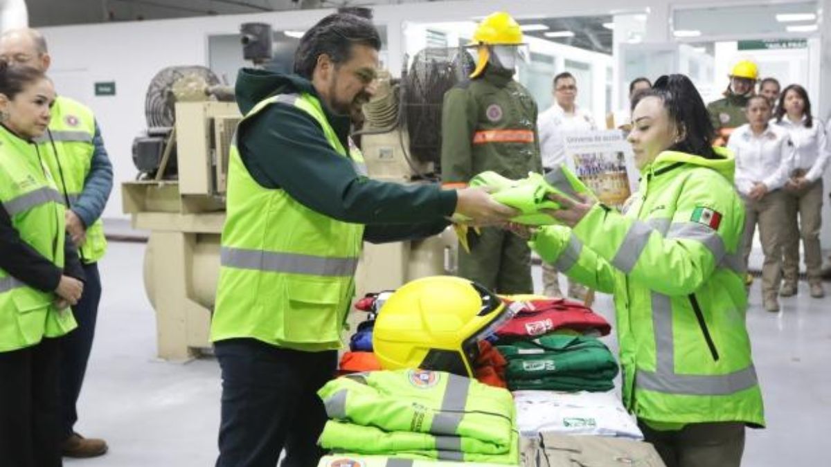 IMSS refuerza la seguridad en hospitales y clínicas entrega homologada de más de 100 mil equipos para brigadas de Protección Civil