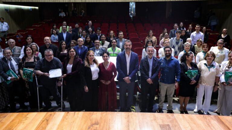 IMSS reconoce a trabajadores que narraron la memoria de Protección Civil en México