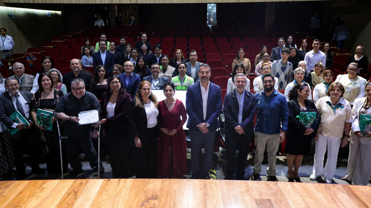 IMSS reconoce a trabajadores que narraron la memoria de Protección Civil en México