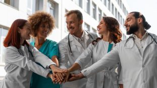 IMSS Bienestar lanza el programa Médicas y Médicos del Bienestar para fortalecer la red de salud pública más grande del mundo