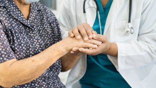 La Inteligencia Artificial en la toma de decisiones sobre el final de la vida: un desafío moral en la atención médica