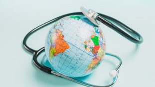 OCDE 2025 revela amplias brechas en el sistema de salud de México frente al promedio internacional