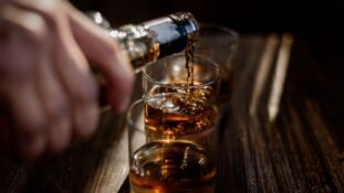 OMS pide subir impuestos a bebidas azucaradas y alcohol: “los sistemas fiscales son demasiado débiles”