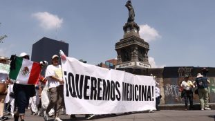 Pacientes y familiares marcharon en México por desabasto de medicamentos en hospitales públicos