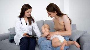 Un tercio de las madres mexicanas no acude a revisiones posparto: el IMSS advierte brechas críticas en la atención posnatal